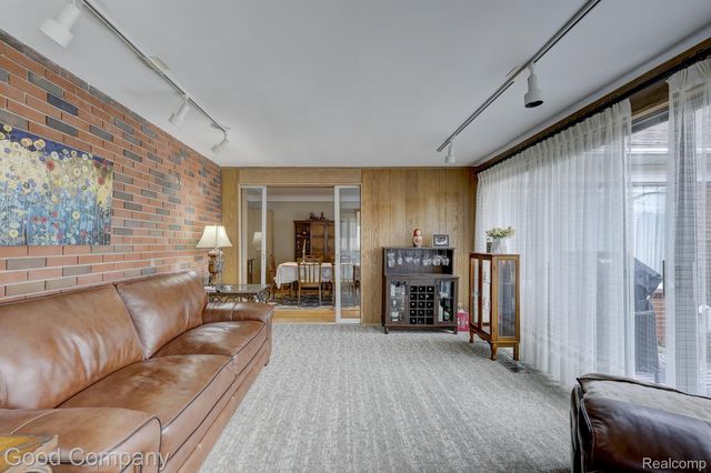 1557 Lochmoor Boulevard, Grosse Pointe, MI 48236