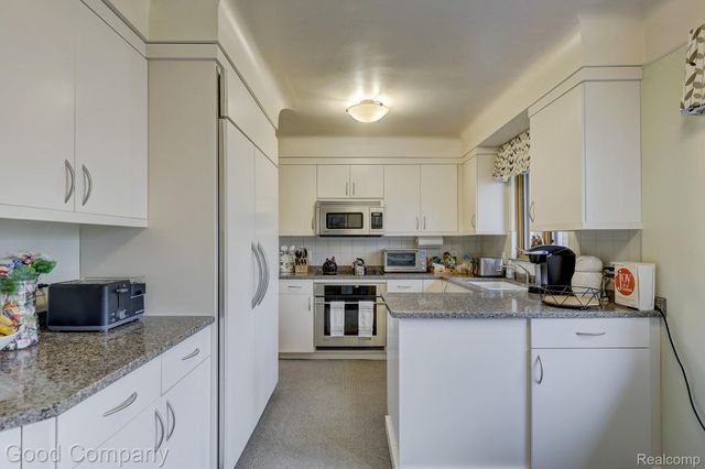 1557 Lochmoor Boulevard, Grosse Pointe, MI 48236