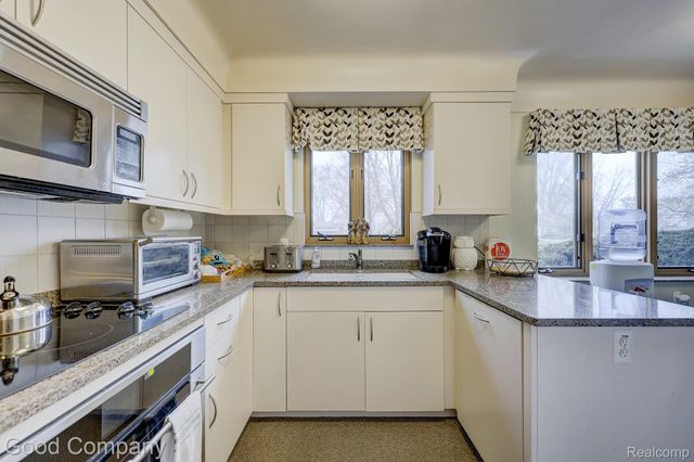 1557 Lochmoor Boulevard, Grosse Pointe, MI 48236