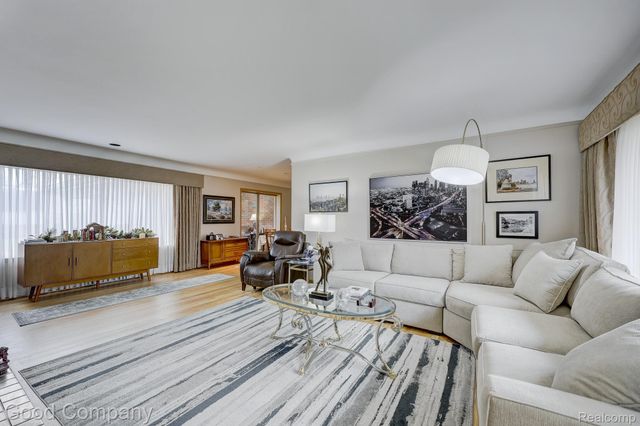 1557 Lochmoor Boulevard, Grosse Pointe, MI 48236