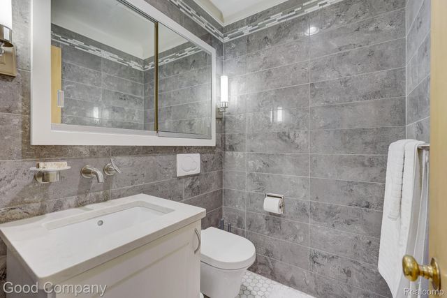 1557 Lochmoor Boulevard, Grosse Pointe, MI 48236