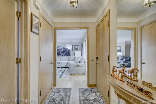 1557 Lochmoor Boulevard, Grosse Pointe, MI 48236