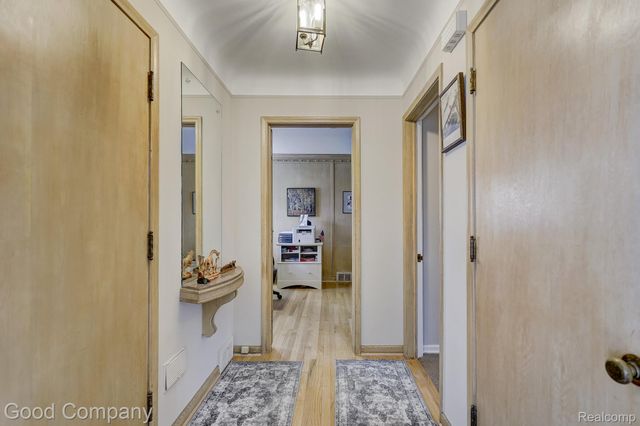 1557 Lochmoor Boulevard, Grosse Pointe, MI 48236