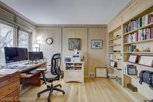 1557 Lochmoor Boulevard, Grosse Pointe, MI 48236