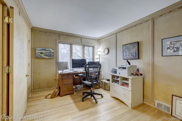 1557 Lochmoor Boulevard, Grosse Pointe, MI 48236