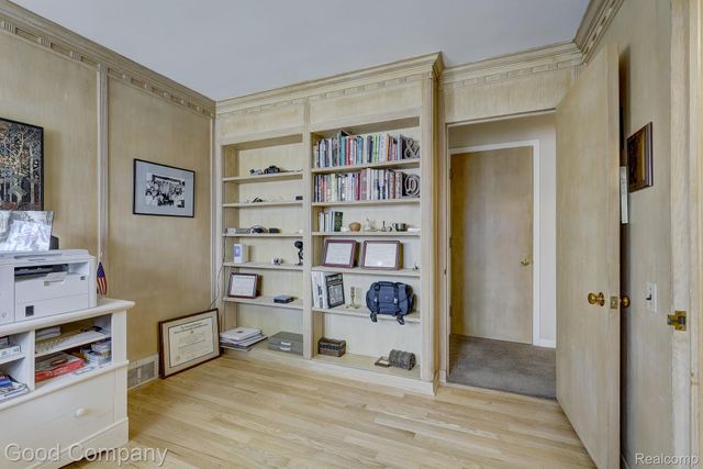 1557 Lochmoor Boulevard, Grosse Pointe, MI 48236