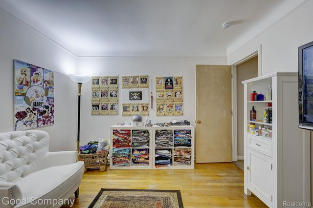 1557 Lochmoor Boulevard, Grosse Pointe, MI 48236