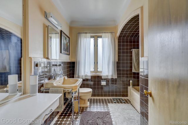 1557 Lochmoor Boulevard, Grosse Pointe, MI 48236