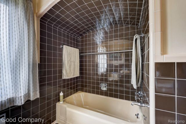 1557 Lochmoor Boulevard, Grosse Pointe, MI 48236