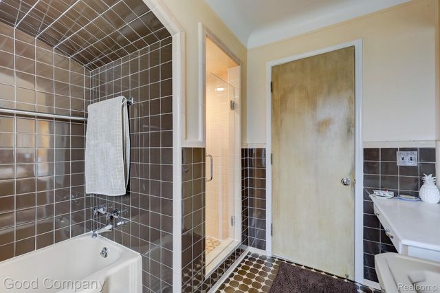 1557 Lochmoor Boulevard, Grosse Pointe, MI 48236