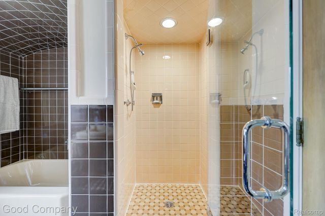 1557 Lochmoor Boulevard, Grosse Pointe, MI 48236