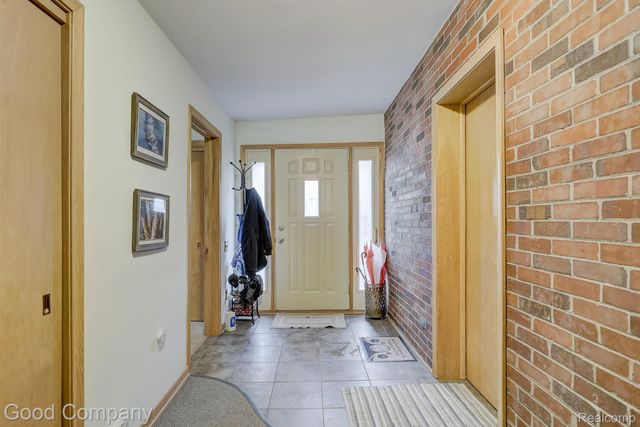 1557 Lochmoor Boulevard, Grosse Pointe, MI 48236