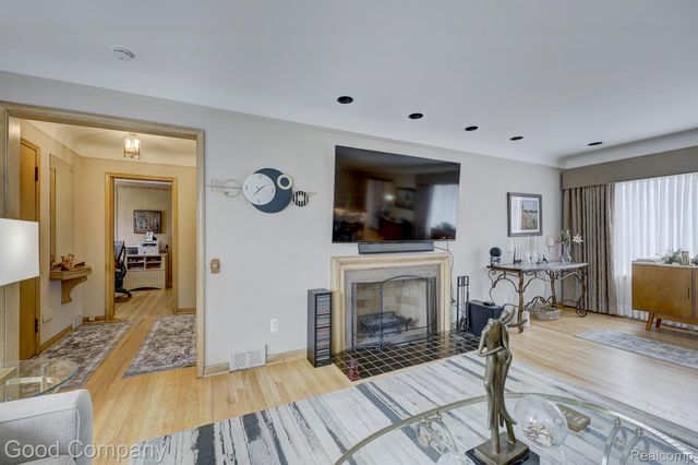 1557 Lochmoor Boulevard, Grosse Pointe, MI 48236