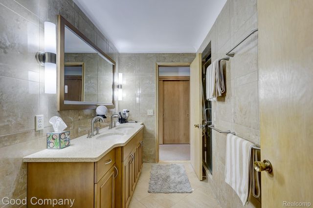 1557 Lochmoor Boulevard, Grosse Pointe, MI 48236