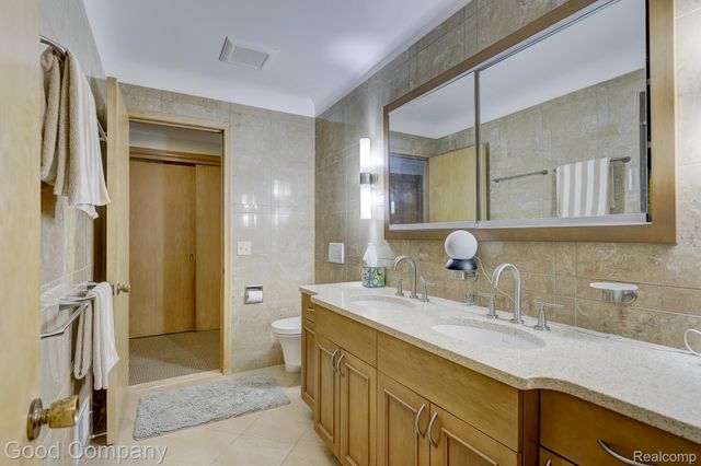 1557 Lochmoor Boulevard, Grosse Pointe, MI 48236