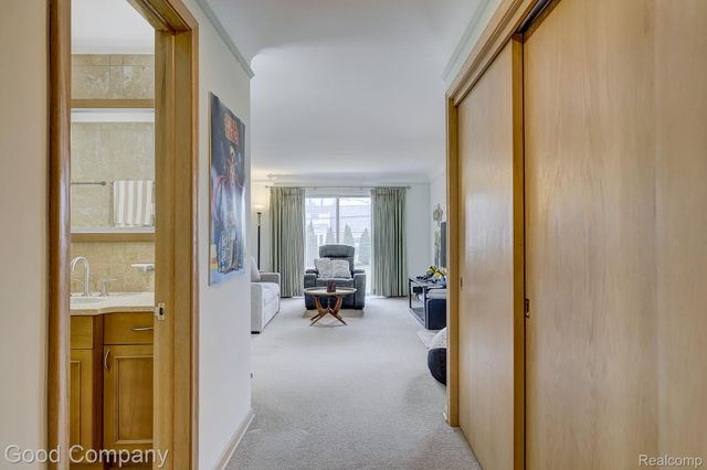 1557 Lochmoor Boulevard, Grosse Pointe, MI 48236