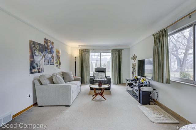 1557 Lochmoor Boulevard, Grosse Pointe, MI 48236