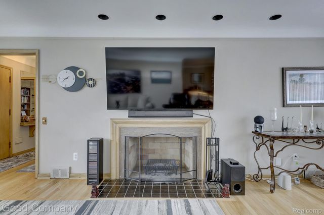 1557 Lochmoor Boulevard, Grosse Pointe, MI 48236