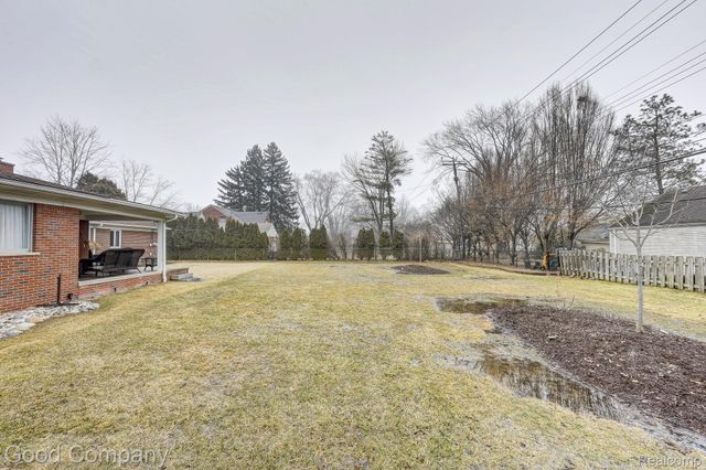 1557 Lochmoor Boulevard, Grosse Pointe, MI 48236