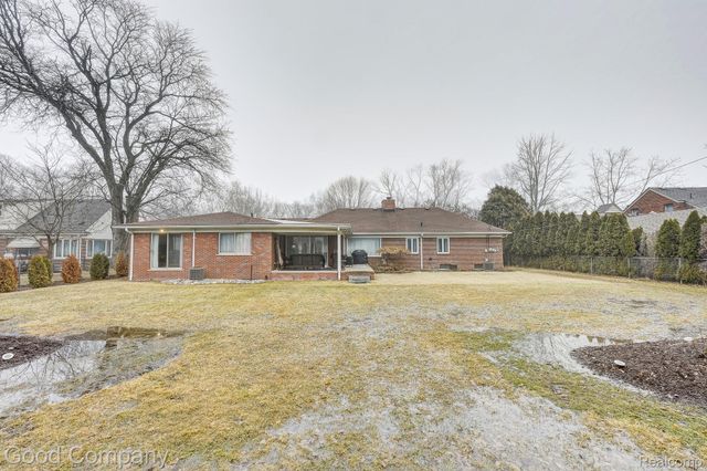 1557 Lochmoor Boulevard, Grosse Pointe, MI 48236