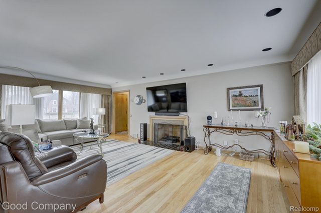 1557 Lochmoor Boulevard, Grosse Pointe, MI 48236