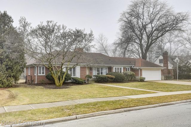 1557 Lochmoor Boulevard, Grosse Pointe, MI 48236
