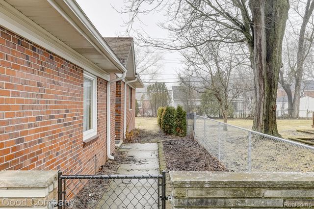 1557 Lochmoor Boulevard, Grosse Pointe, MI 48236