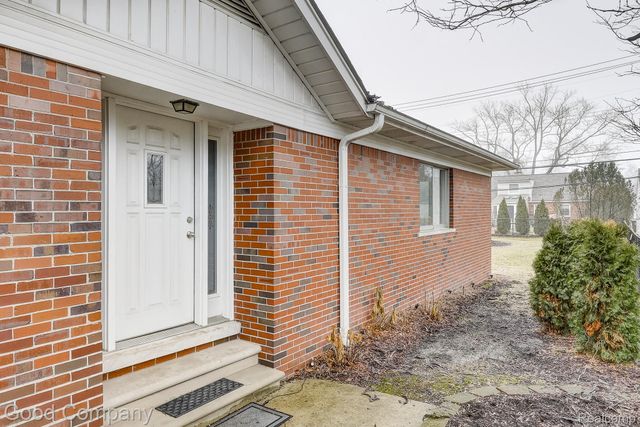 1557 Lochmoor Boulevard, Grosse Pointe, MI 48236