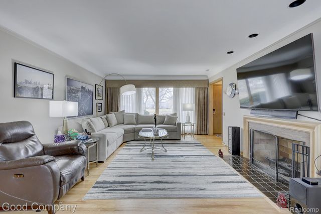 1557 Lochmoor Boulevard, Grosse Pointe, MI 48236