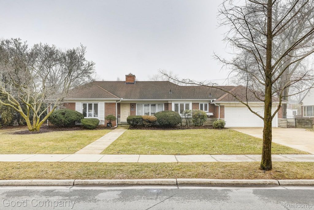 1557 Lochmoor Boulevard, Grosse Pointe, MI 48236