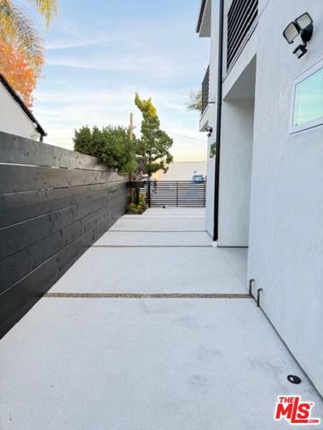 5191 5193 Lindley Avenue, Tarzana, CA 91356