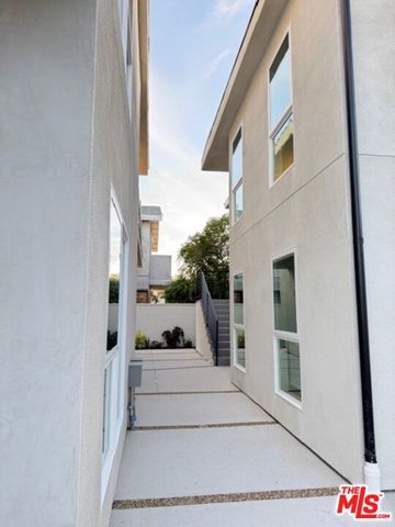 5191 5193 Lindley Avenue, Tarzana, CA 91356