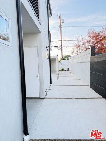 5191 5193 Lindley Avenue, Tarzana, CA 91356