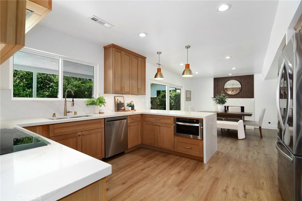 Image 13 of property listing at 5655 Ramara Avenue, Woodland Hills, CA 91367