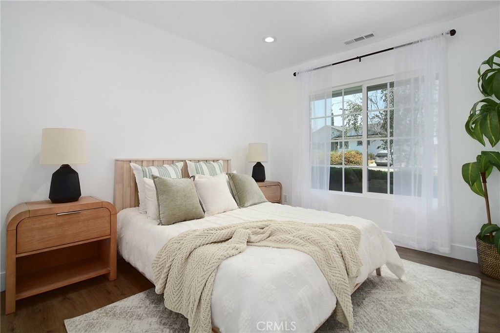 Image 16 of property listing at 5655 Ramara Avenue, Woodland Hills, CA 91367