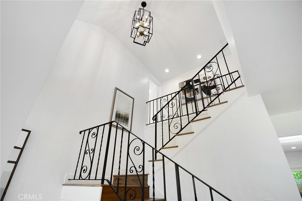 Image 18 of property listing at 5655 Ramara Avenue, Woodland Hills, CA 91367