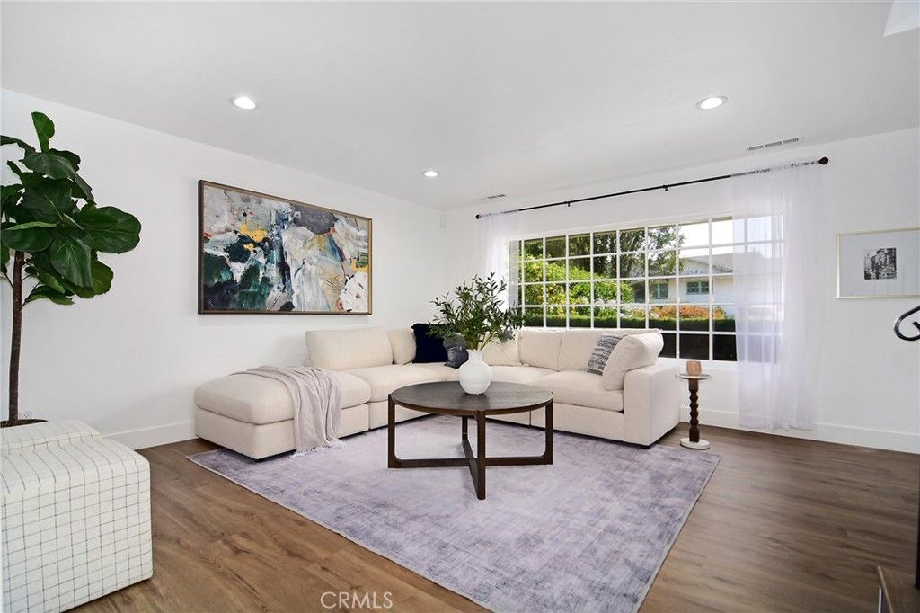 Image 4 of property listing at 5655 Ramara Avenue, Woodland Hills, CA 91367