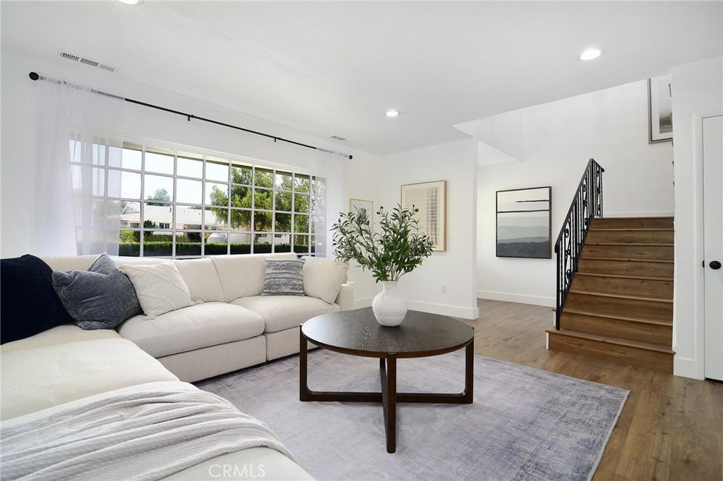 Image 5 of property listing at 5655 Ramara Avenue, Woodland Hills, CA 91367