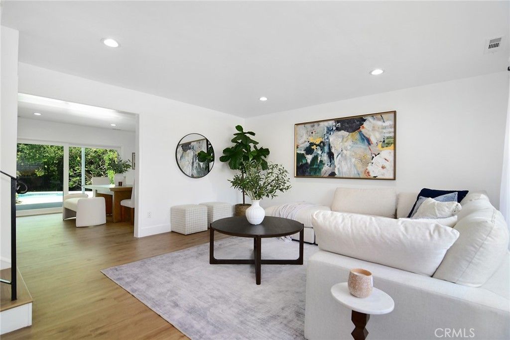 Image 6 of property listing at 5655 Ramara Avenue, Woodland Hills, CA 91367