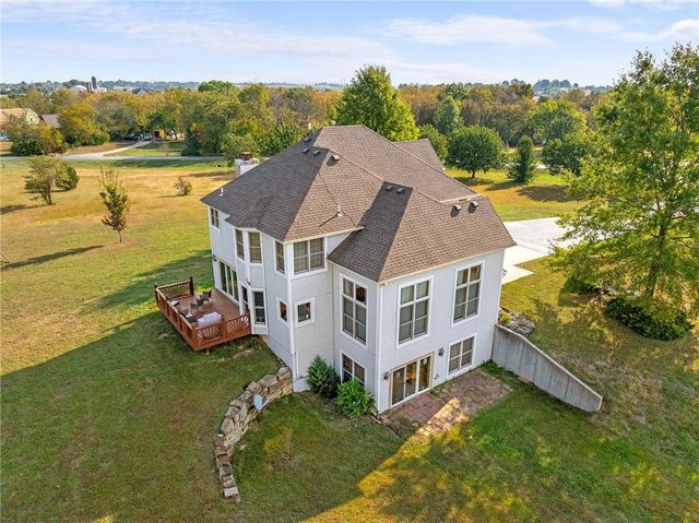 16374 Lake Point Drive, Bonner Springs, KS 66012