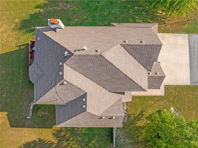 16374 Lake Point Drive, Bonner Springs, KS 66012