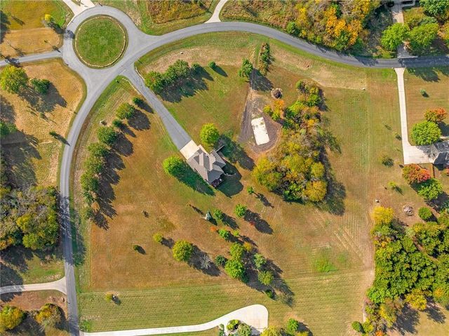 16374 Lake Point Drive, Bonner Springs, KS 66012