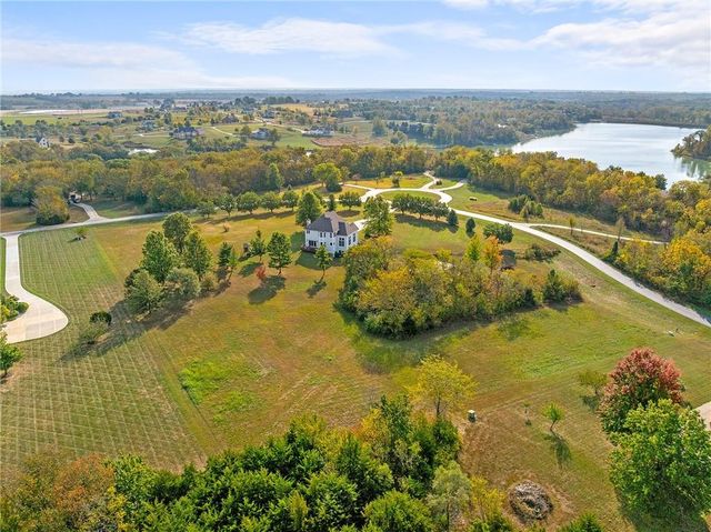 16374 Lake Point Drive, Bonner Springs, KS 66012