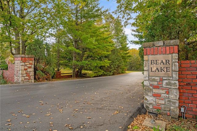 16374 Lake Point Drive, Bonner Springs, KS 66012