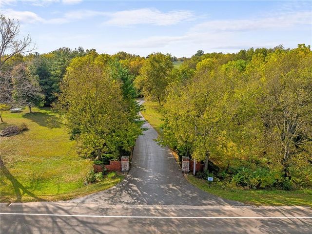 16374 Lake Point Drive, Bonner Springs, KS 66012