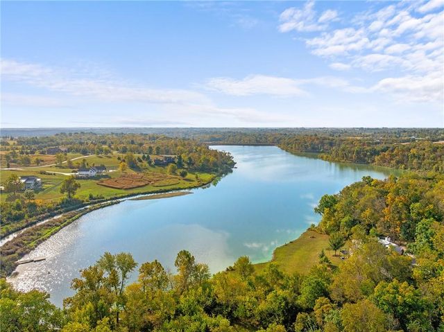 16374 Lake Point Drive, Bonner Springs, KS 66012