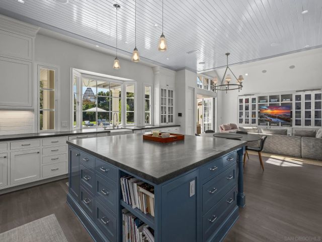 1009 Solymar Drive, La Jolla, CA 92037