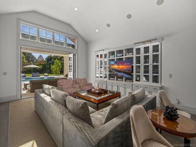 1009 Solymar Drive, La Jolla, CA 92037