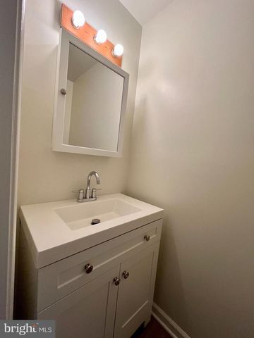 8421 MCKENZIE CIR, Manassas, VA 20110