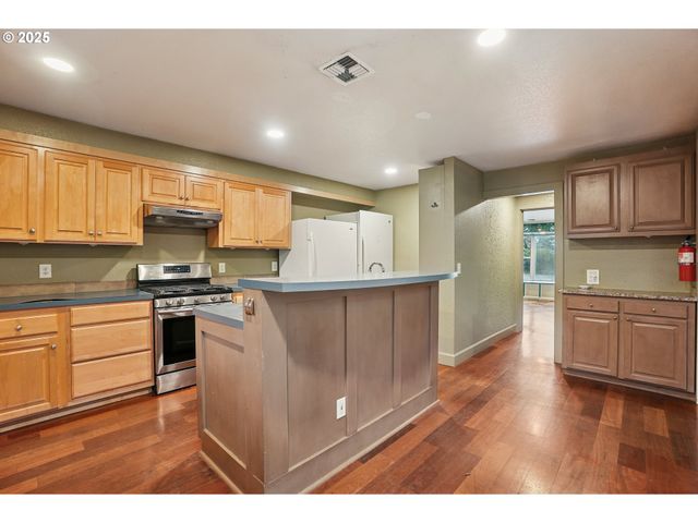 414 N 2ND St, Jefferson, OR 97352